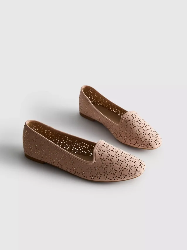 Zapatos planos con aberturas