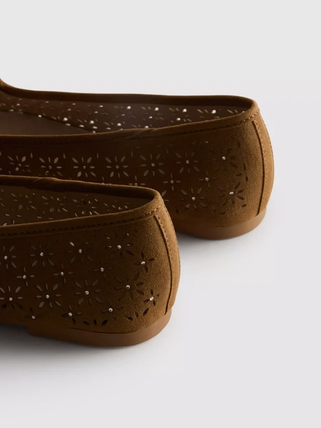 Zapatos planos con aberturas