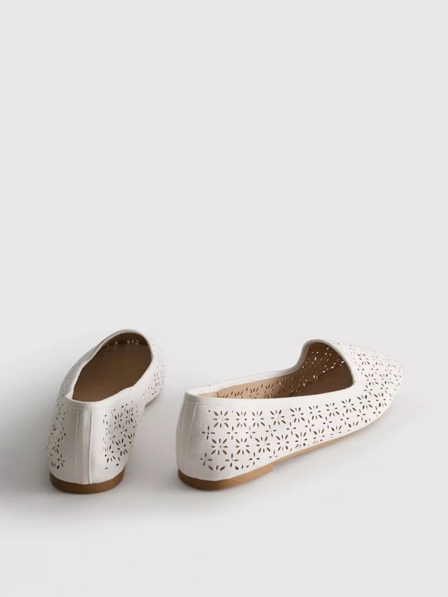 Zapatos planos con aberturas