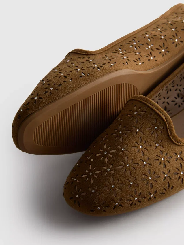 Zapatos planos con aberturas