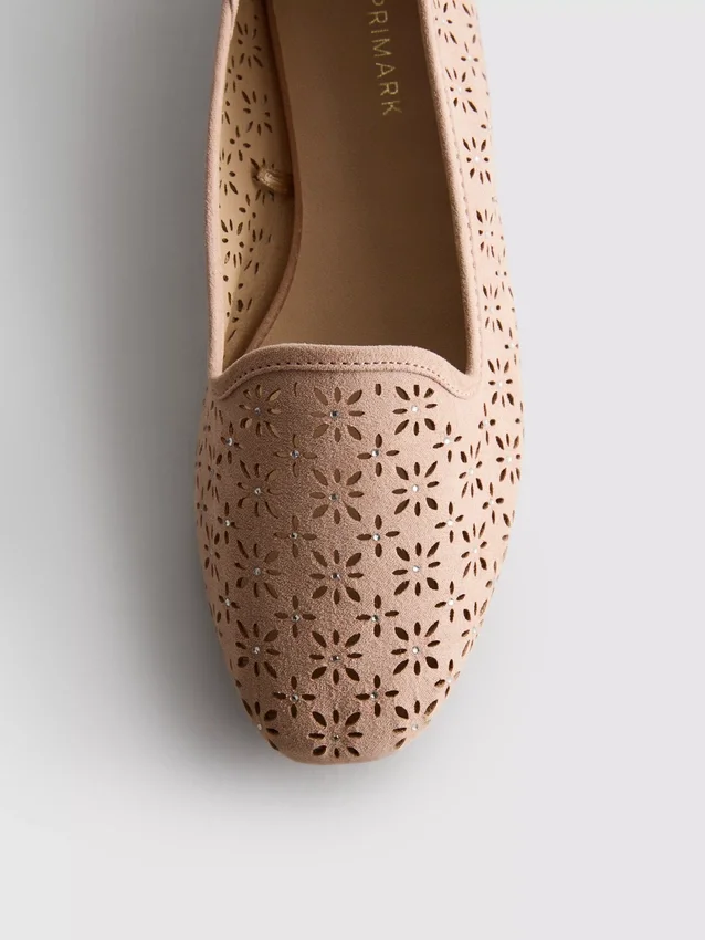Zapatos planos con aberturas