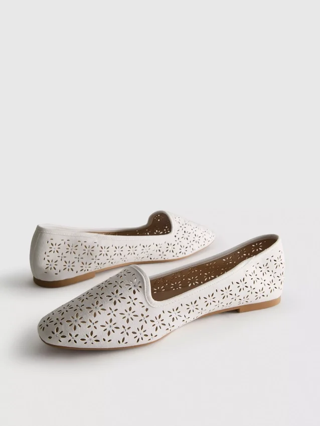 Zapatos planos con aberturas
