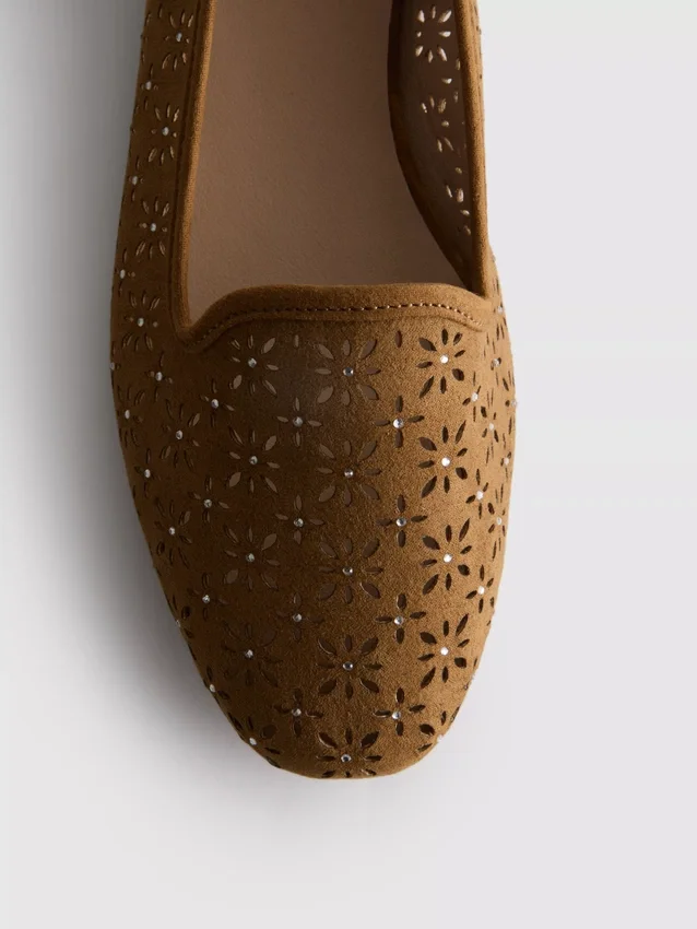 Zapatos planos con aberturas