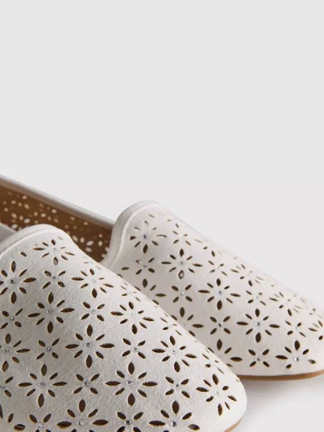 Zapatos planos con aberturas