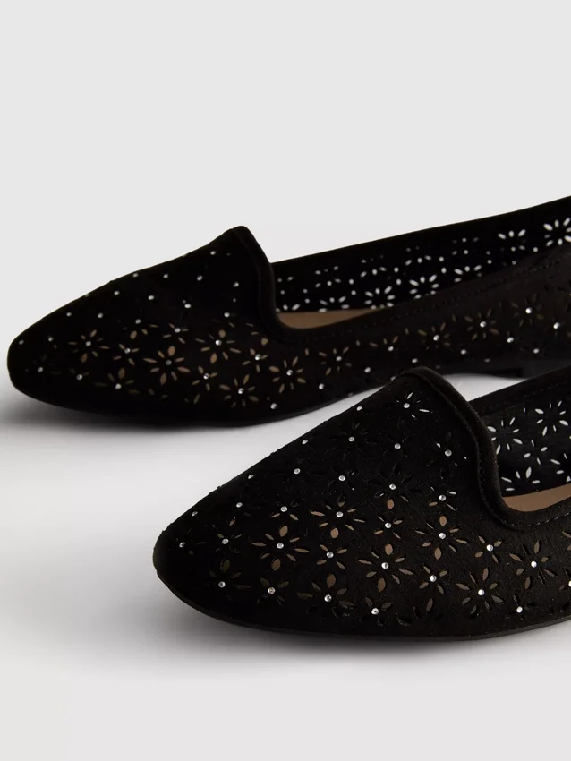 Zapatos planos con aberturas