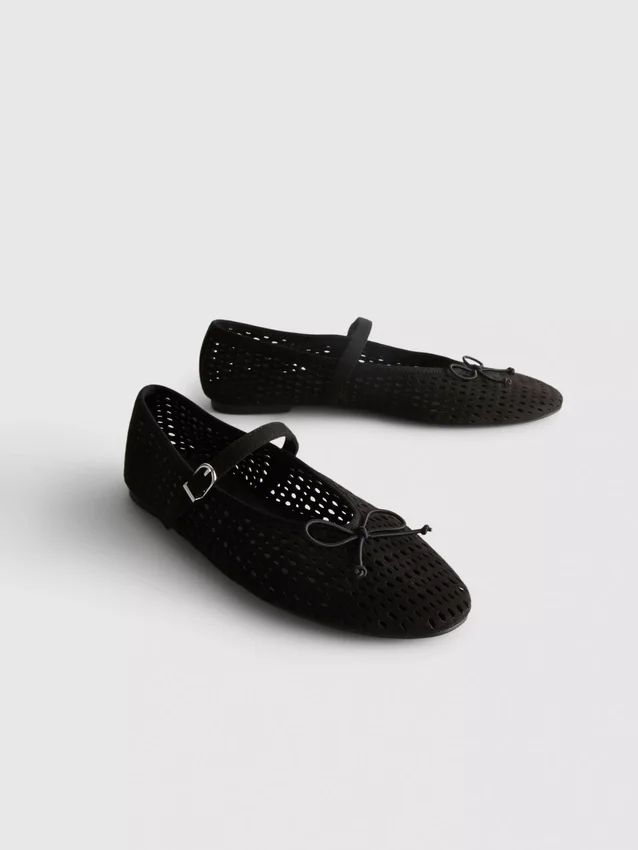 Zapatos planos tipo Mary Jane con corte a láser