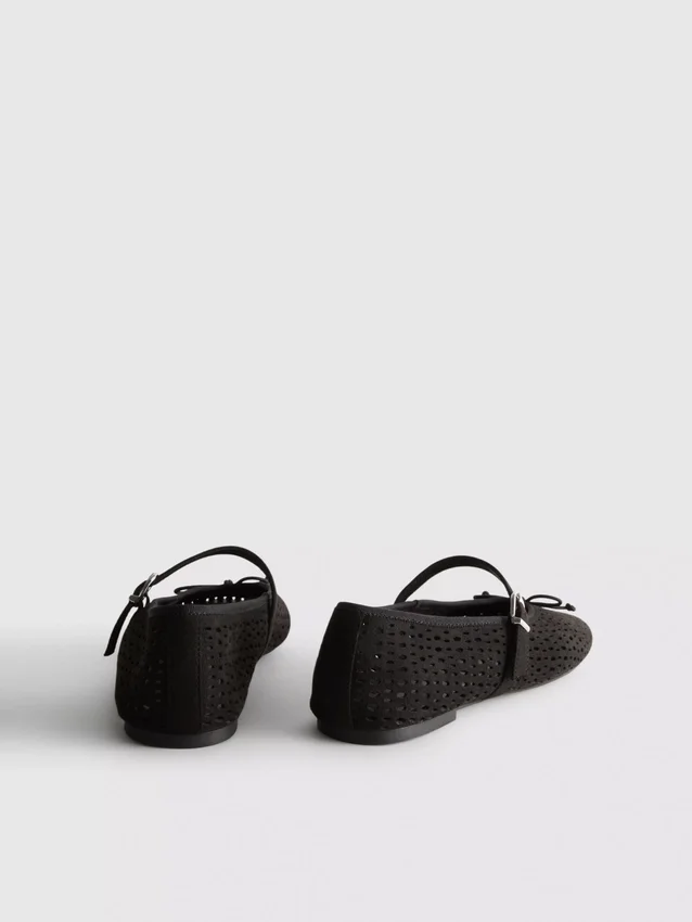Zapatos planos tipo Mary Jane con corte a láser