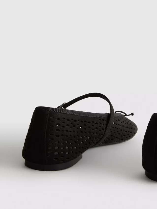 Zapatos planos tipo Mary Jane con corte a láser