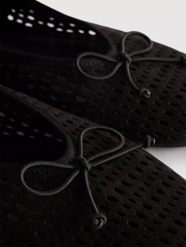 Zapatos planos tipo Mary Jane con corte a láser
