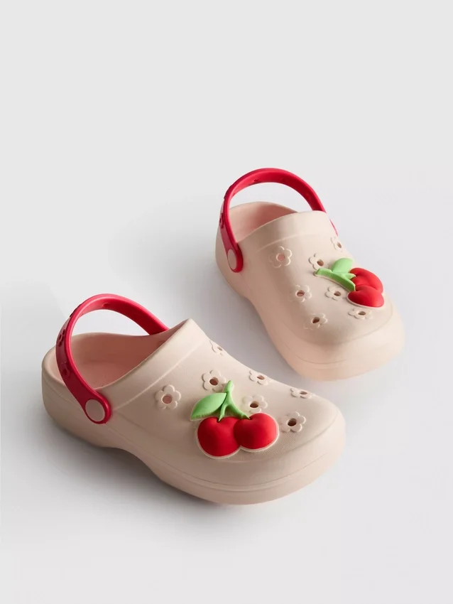 Zuecos con insignia de frutas