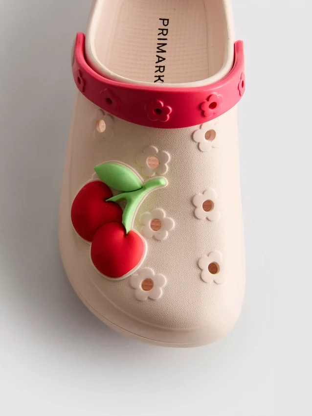 Zuecos con insignia de frutas
