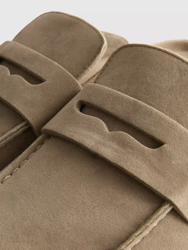 Zuecos tipo mocasín