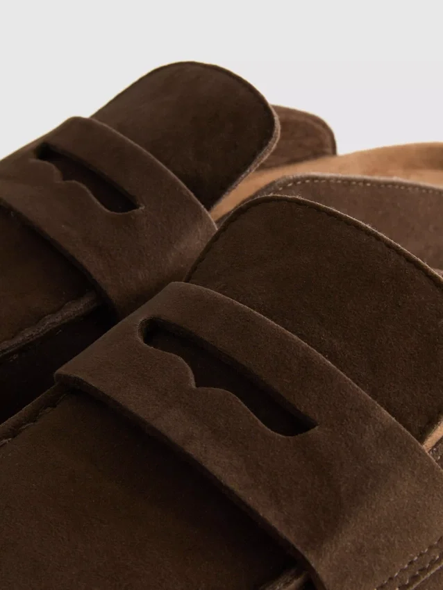 Zuecos tipo mocasín