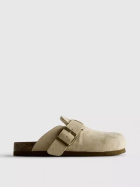 Zuecos tipo mules con hebilla