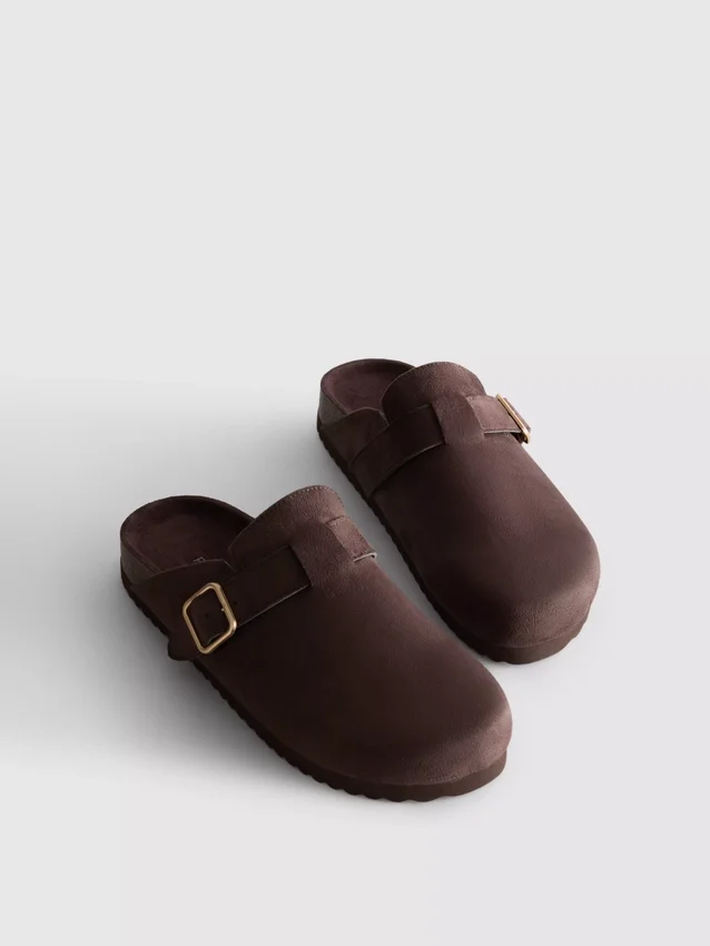 Zuecos tipo mules con hebilla