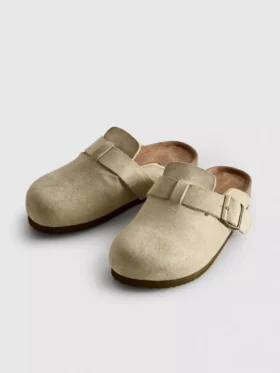Zuecos tipo mules con hebilla