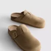 Zuecos tipo mules con hebilla