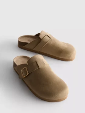 Zuecos tipo mules con hebilla
