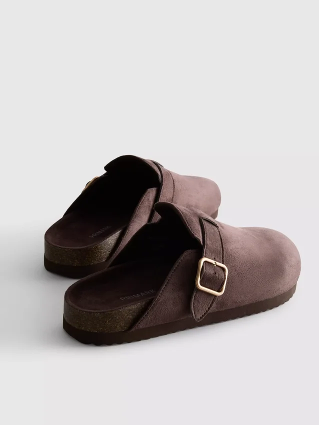Zuecos tipo mules con hebilla