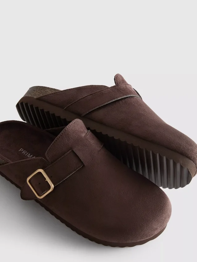 Zuecos tipo mules con hebilla