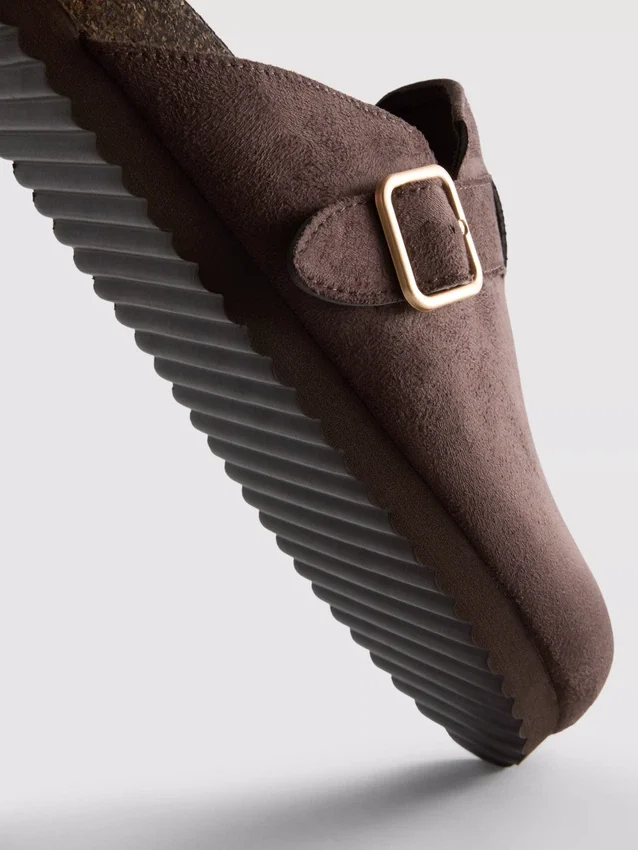 Zuecos tipo mules con hebilla