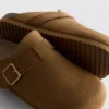 Zuecos tipo mules con hebilla